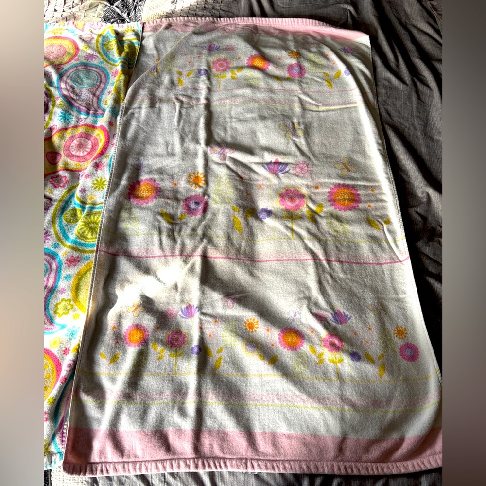 Colorful Floral and Paisley Towels - Picture 4 of 8